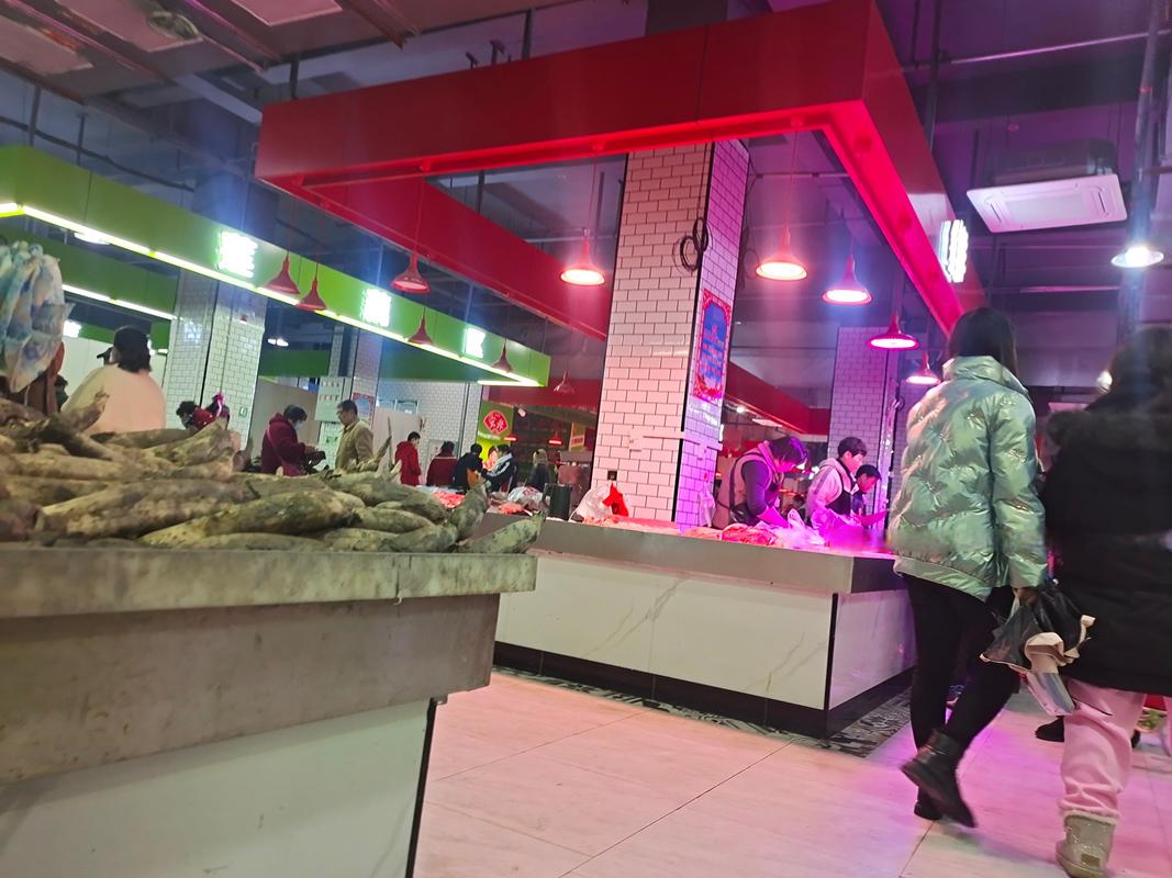 临近春节过年,湖北黄石的农贸生鲜市场络绎不绝的市民挑选蔬菜,肉制品
